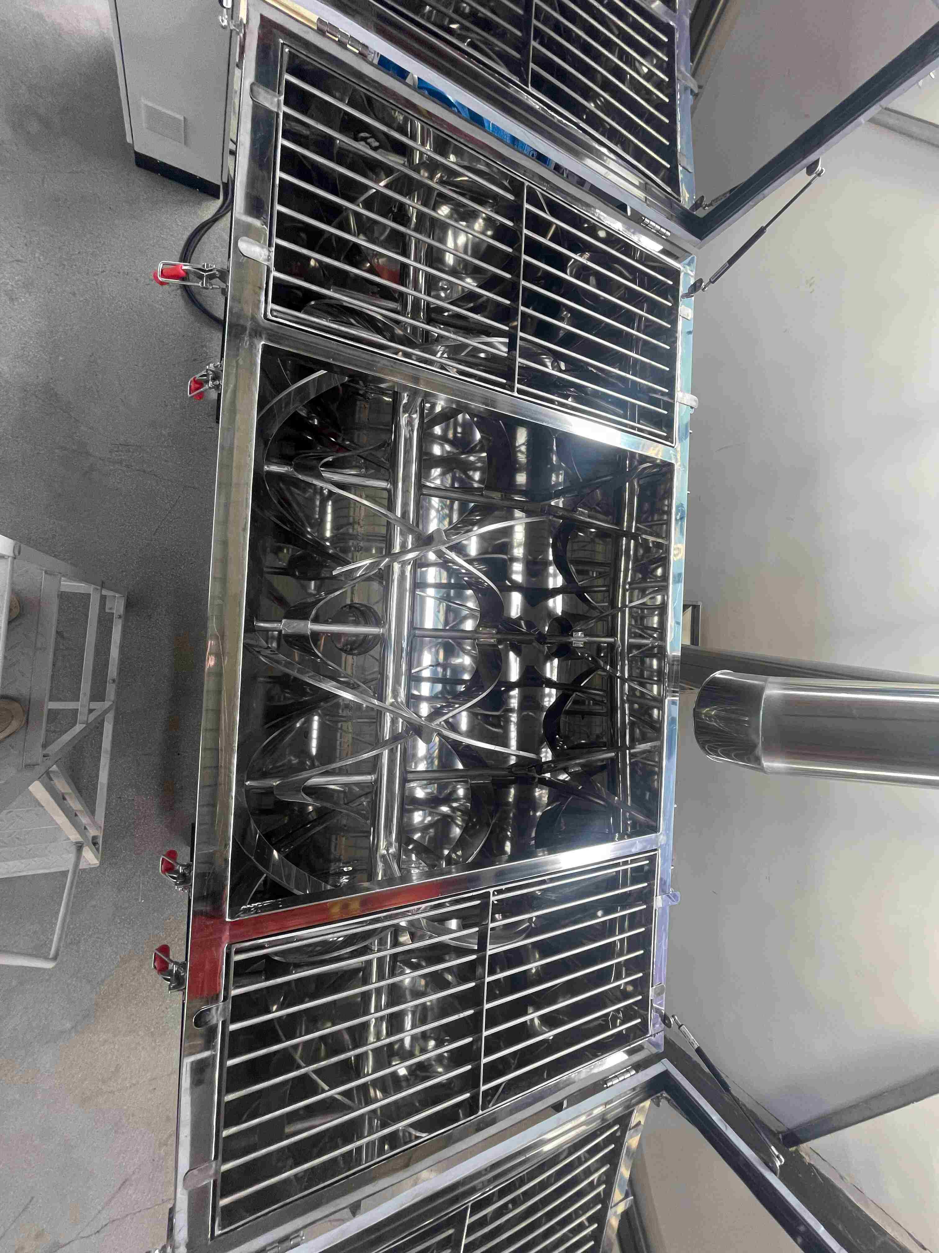 Horizontal-Ribbon-Blender-With-Screw-Feeder (5)